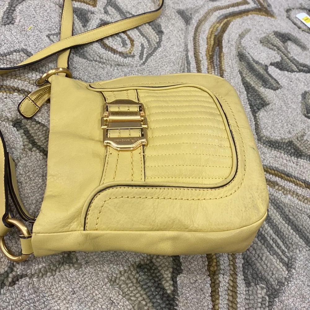 💕 B. Makowsky light yellow medium leather crossbody bag 💕